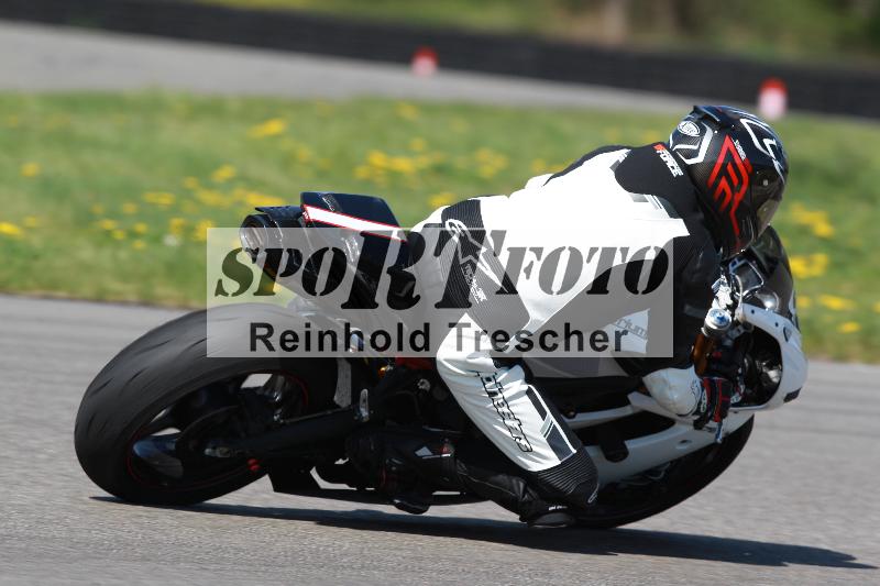 /Archiv-2022/07 16.04.2022 Speer Racing ADR/Gruppe gelb/backside